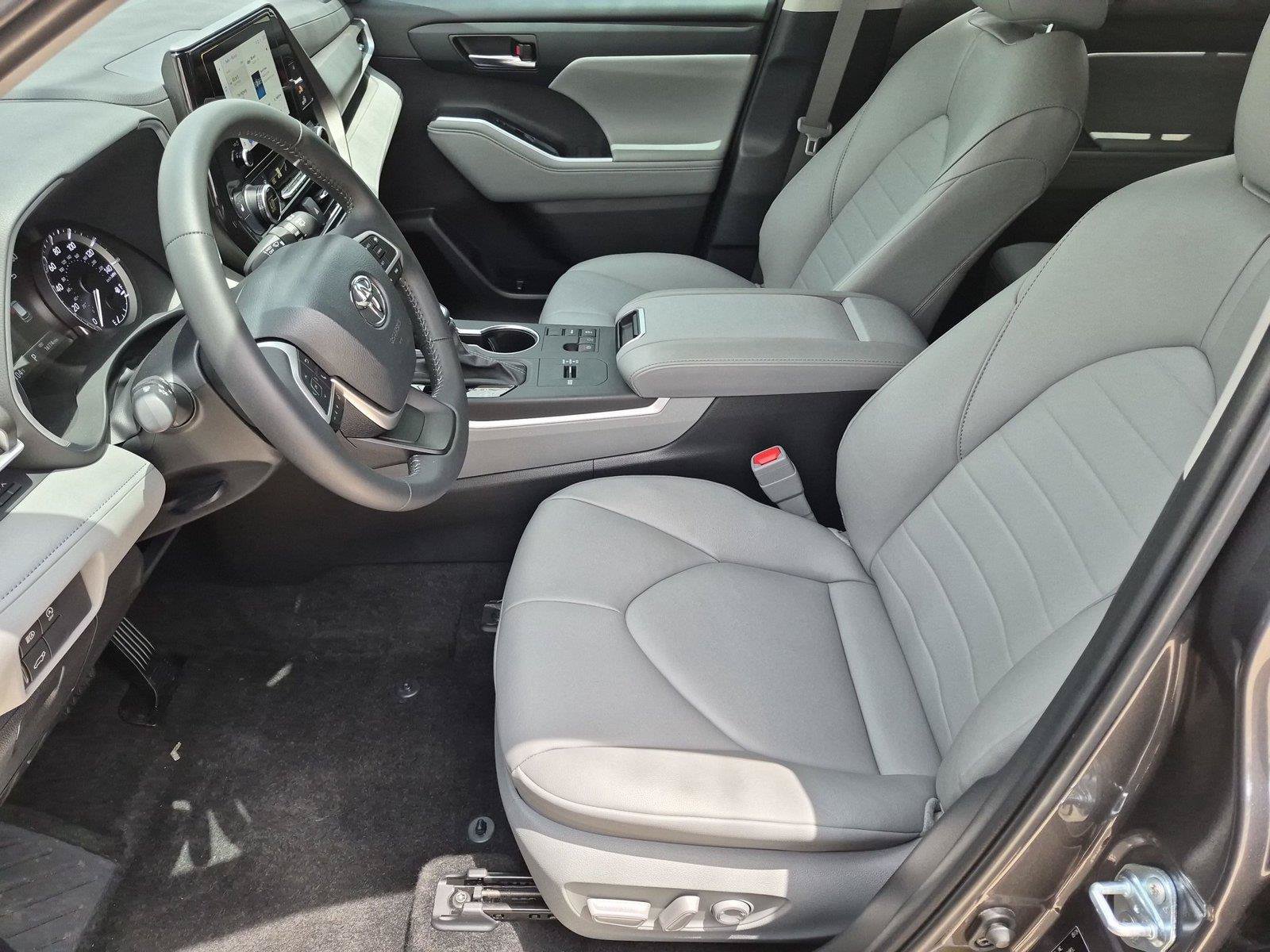 Used 2024 Toyota Highlander XLE FWD image 27