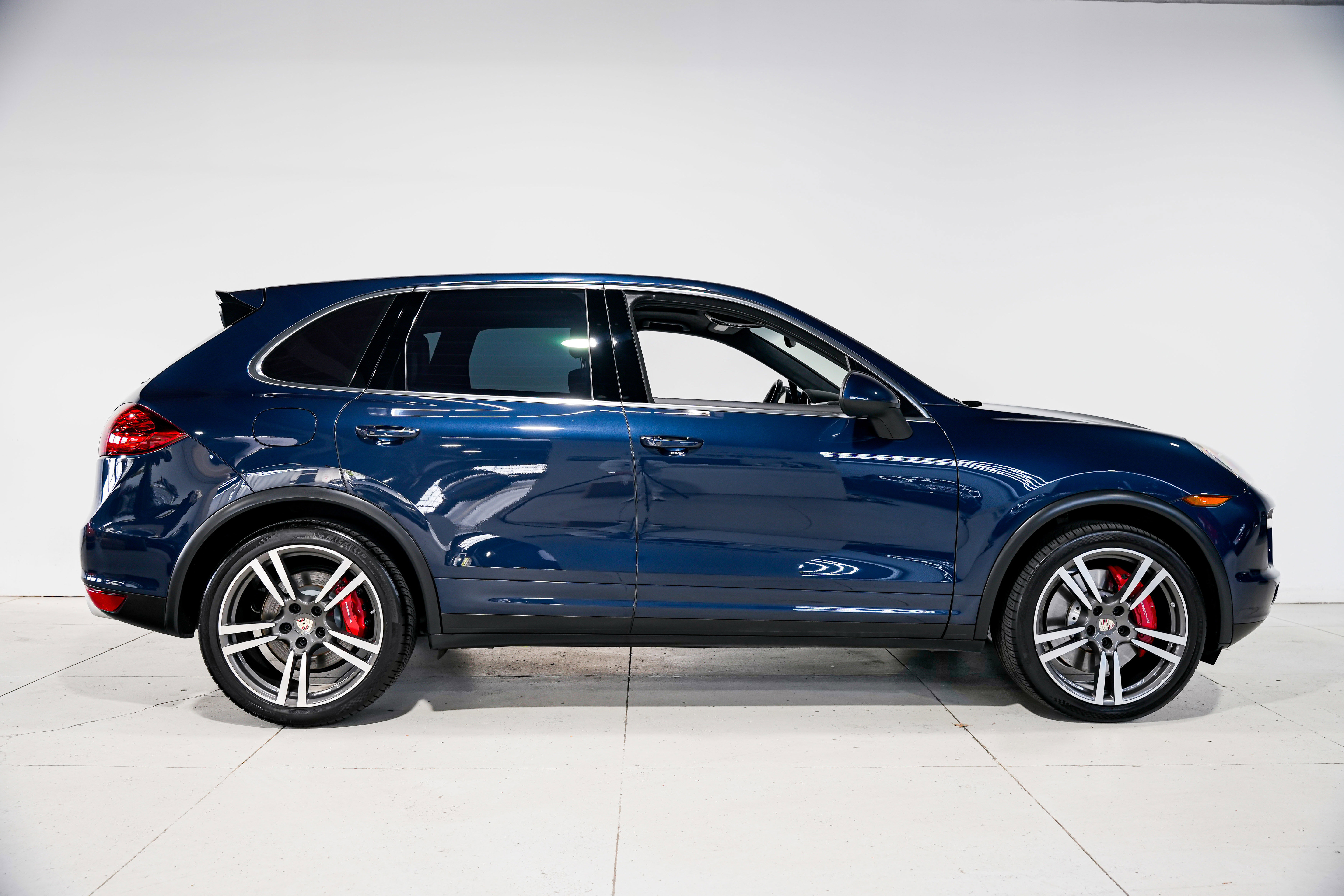 Used 2012 Porsche Cayenne Turbo image 2