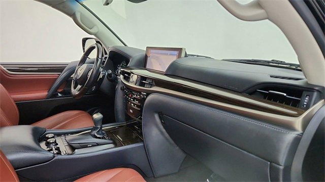 Used 2021 Lexus LX 570 4WD w/ 3rd Row & Luxury Pkg image 20