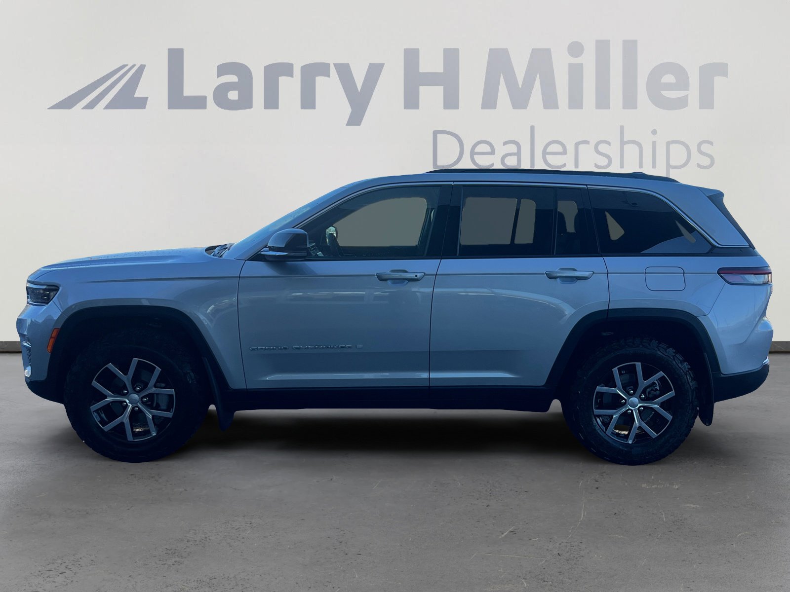 Used 2025 Jeep Grand Cherokee Limited w/ Trailer Tow Package image 2