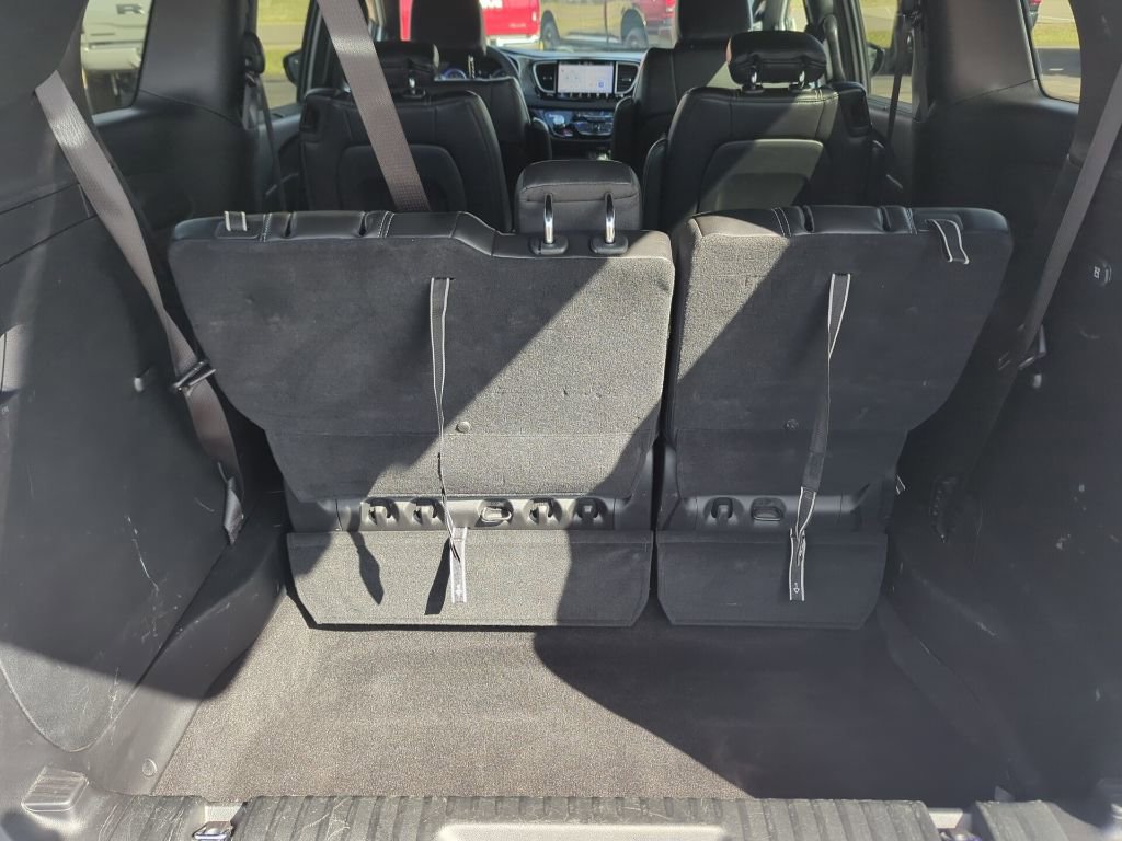 Used 2025 Chrysler Pacifica Select image 46