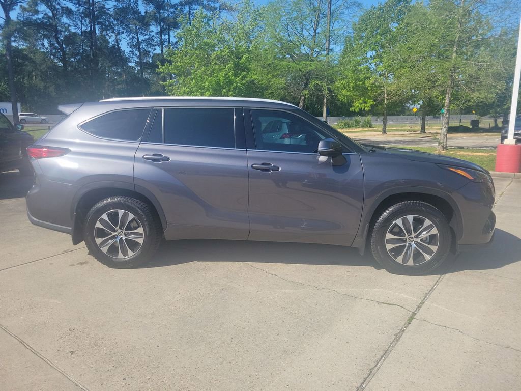 Used 2022 Toyota Highlander XLE image 9