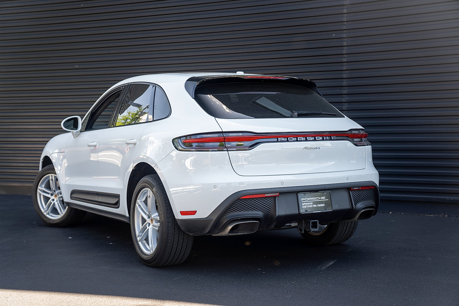 Used 2023 Porsche Macan AWD/4WD image 3