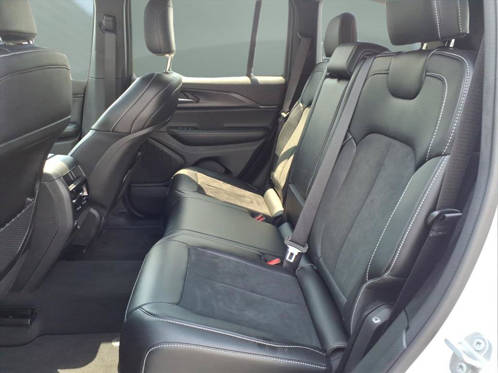 Certified 2025 Jeep Grand Cherokee Altitude AWD/4WD image 20