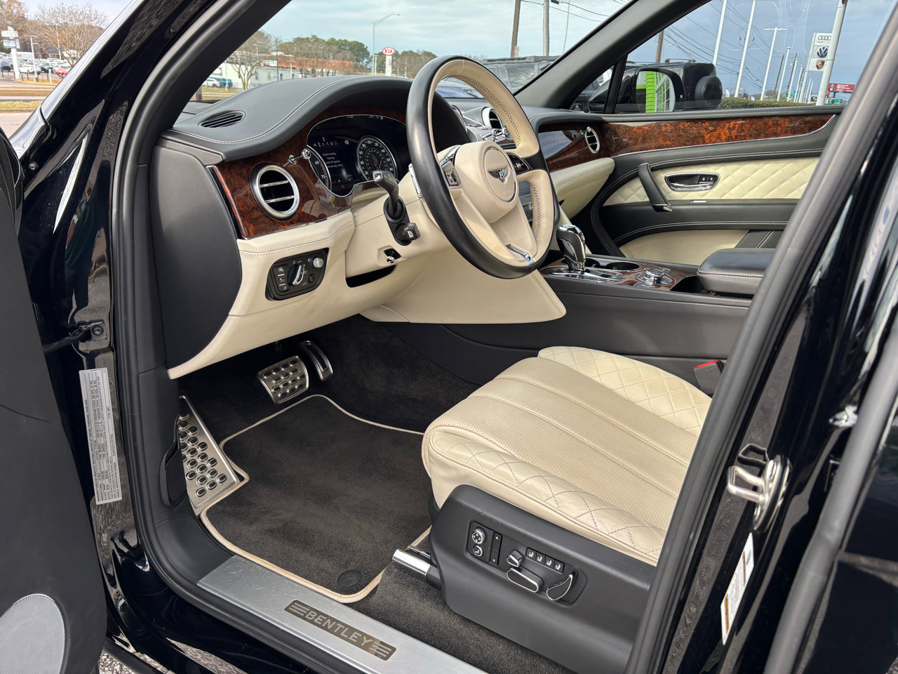 Used 2018 Bentley Bentayga Mulliner image 11
