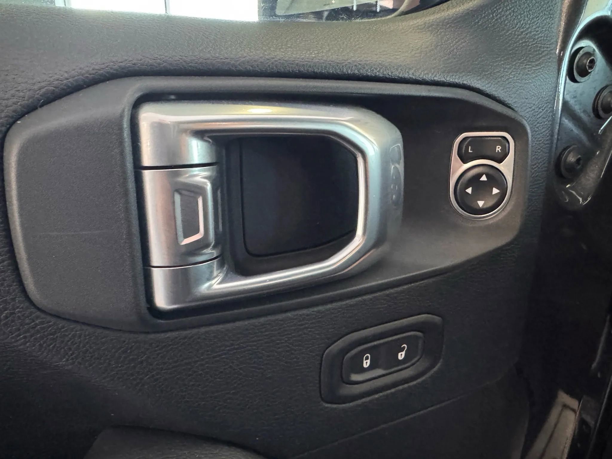 Used 2018 Jeep Wrangler Rubicon AWD/4WD image 21