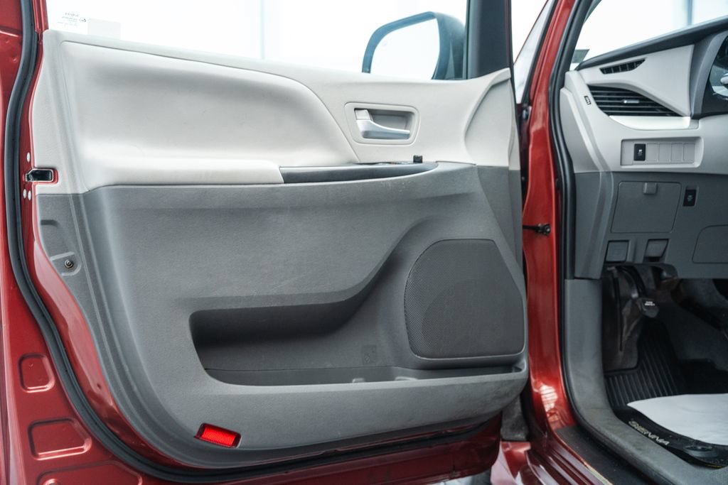 Used 2020 Toyota Sienna LE w/ LE Preferred Package FWD image 39