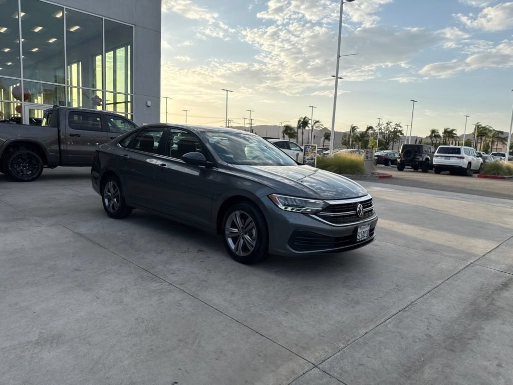 Used 2024 Volkswagen Jetta SE FWD image 2