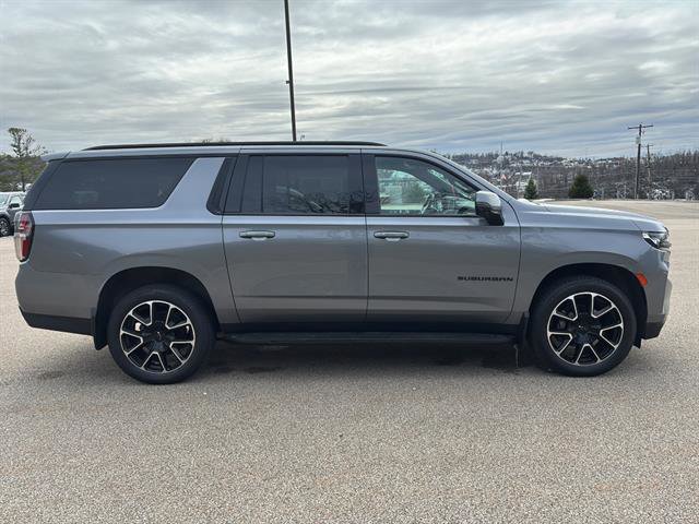 Used 2022 Chevrolet Suburban RST w/ Luxury Package image 5