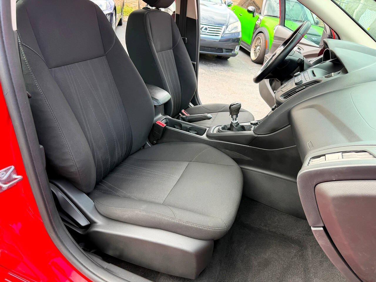 Used 2015 Ford Focus SE w/ SE Ecoboost Package FWD image 31