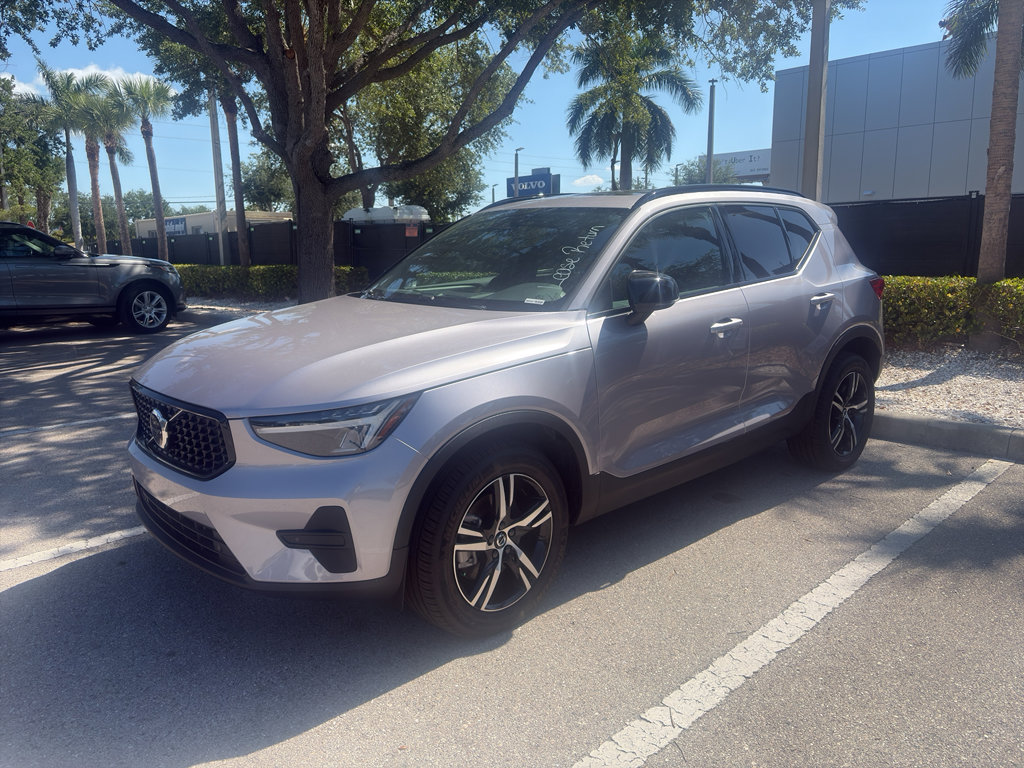 Used 2026 Volvo XC40 B4 Plus FWD image 3