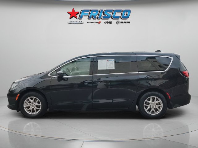 Used 2023 Chrysler Pacifica Touring-L FWD image 4