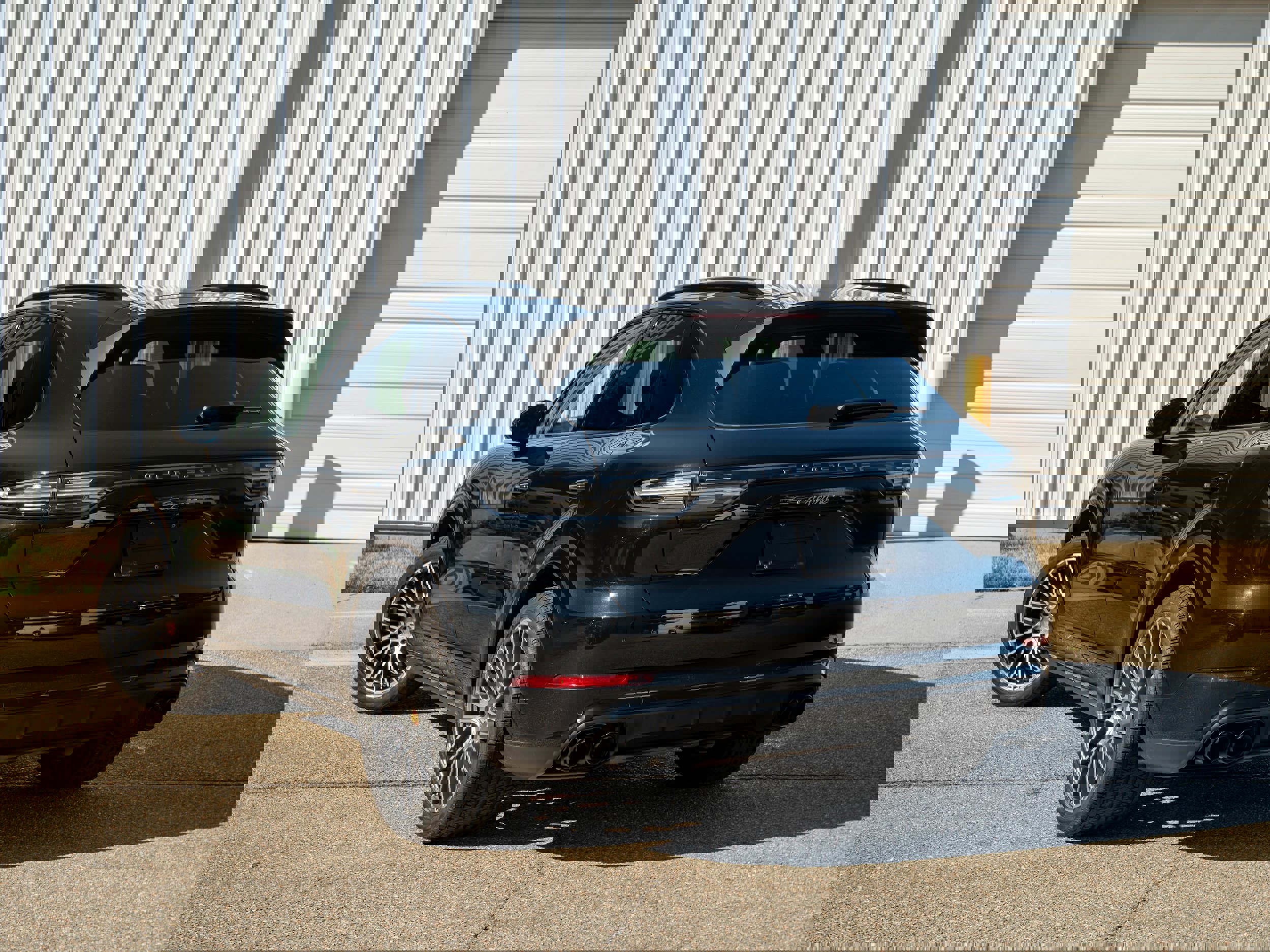 Certified 2023 Porsche Cayenne Platinum Edition image 3