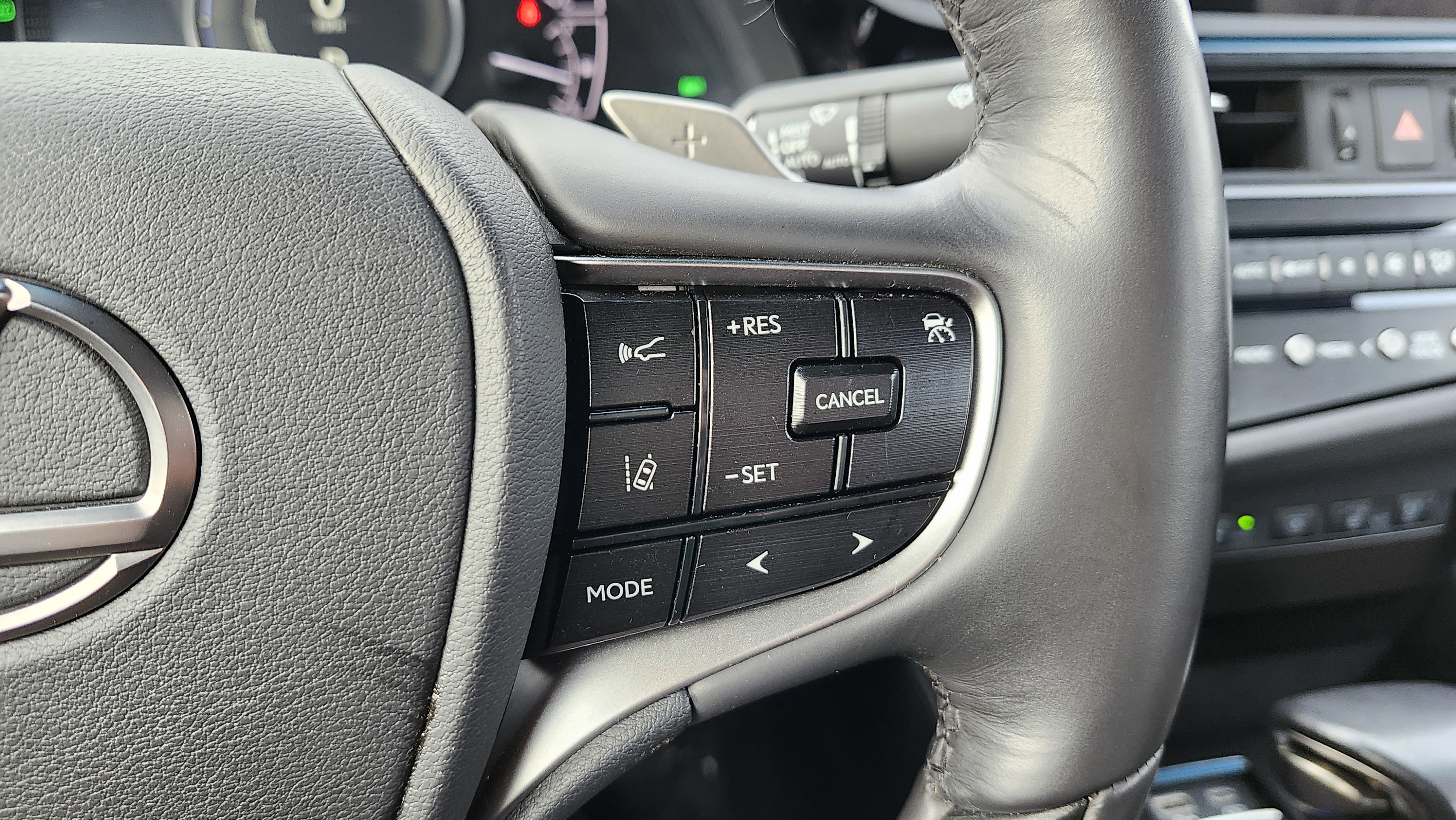 Used 2023 Lexus ES 300h w/ Luxury Package image 39