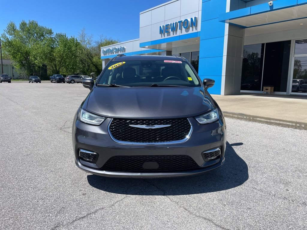 Used 2022 Chrysler Pacifica Touring-L FWD image 2