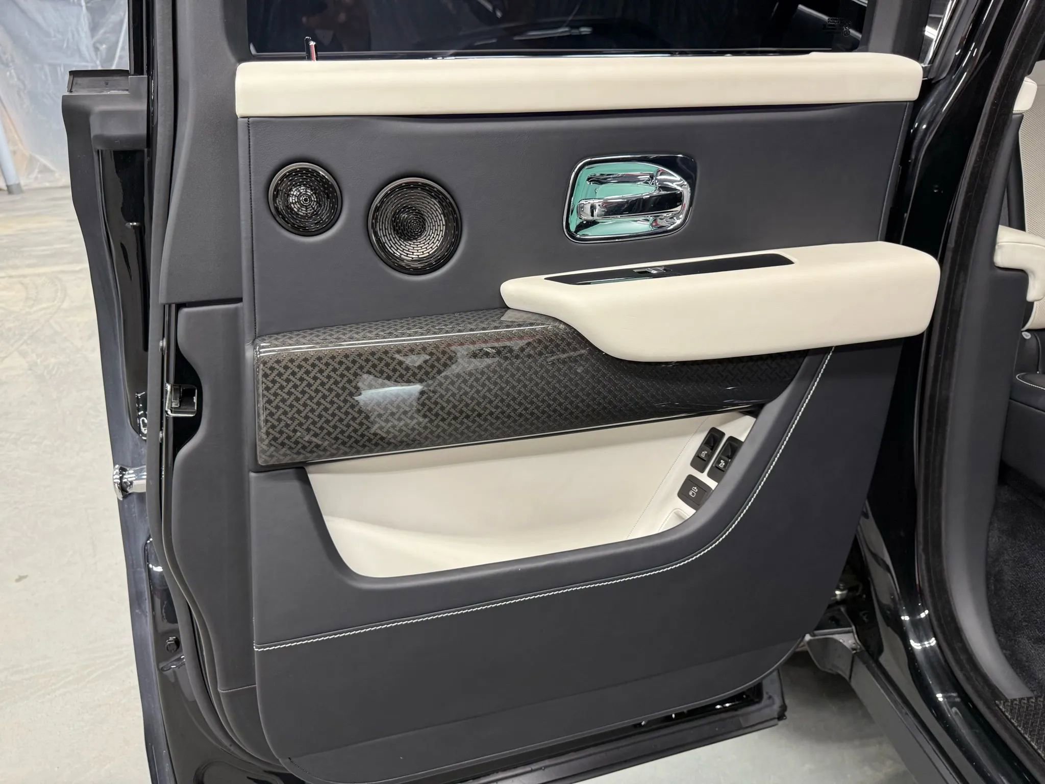 Used 2022 Rolls-Royce Cullinan Black Badge w/ Dark Exterior Package image 59