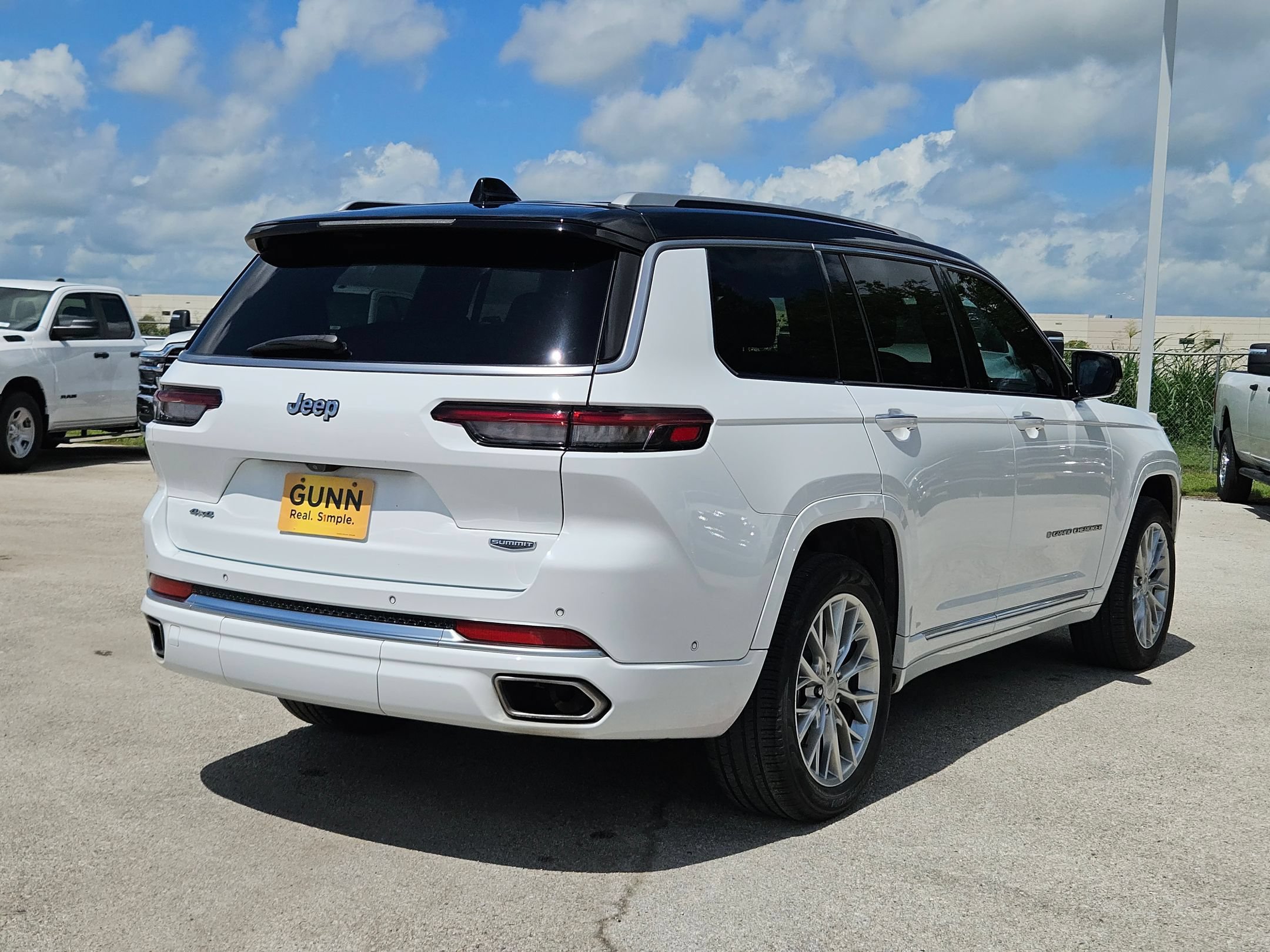 Used 2023 Jeep Grand Cherokee L Summit w/ Rear Seat Video Group I AWD/4WD image 3