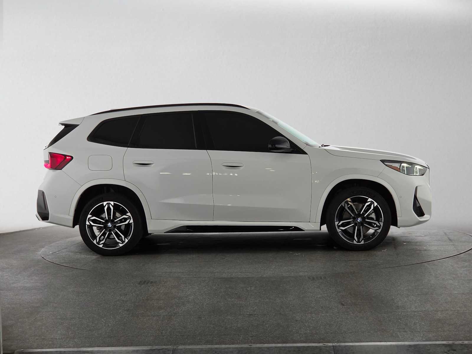 Used 2023 BMW X1 xDrive28i w/ M Sport Package AWD/4WD image 2
