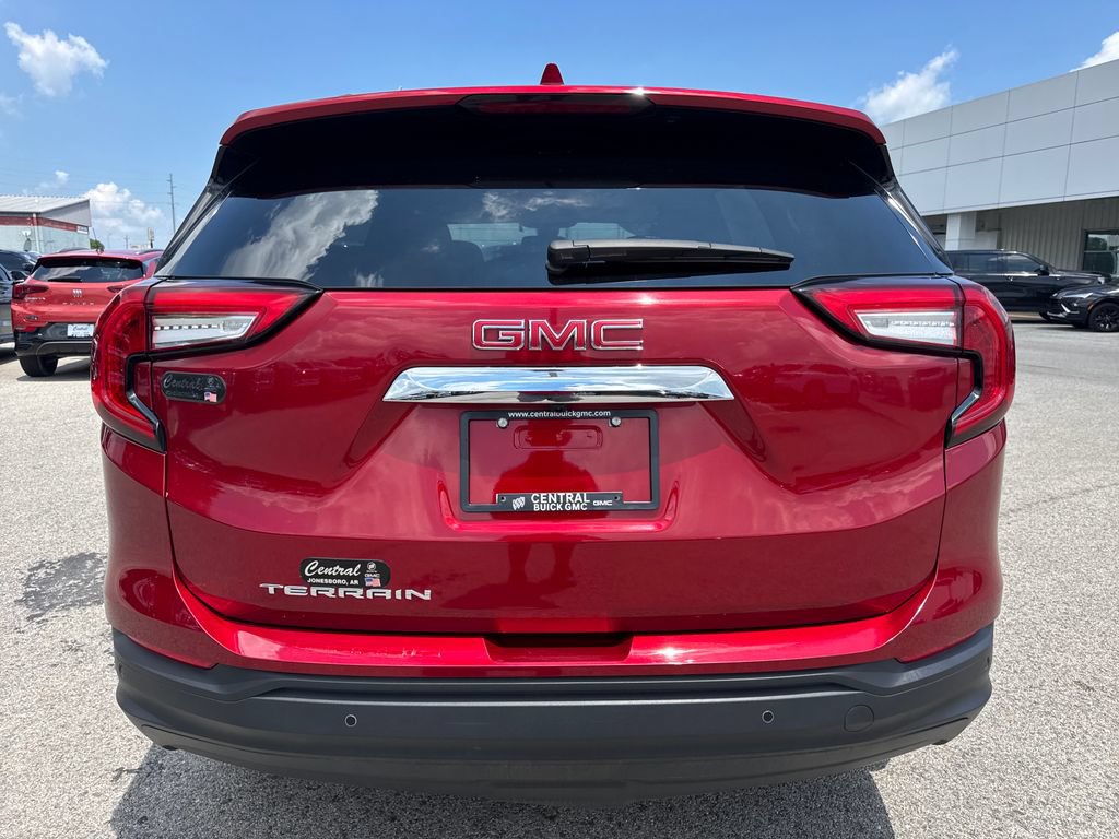 Used 2024 GMC Terrain SLE w/ Driver Convenience Package FWD image 5