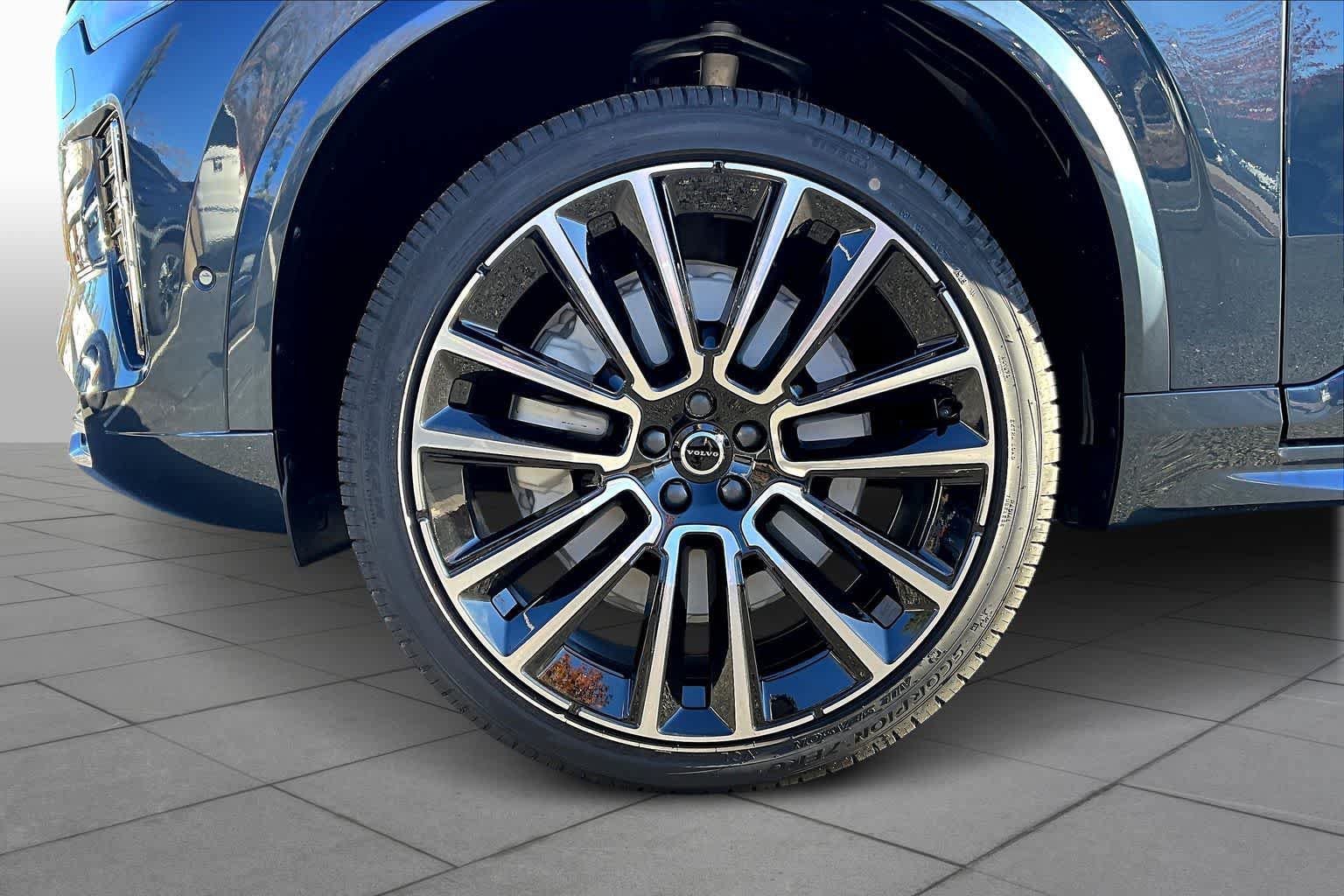 New 2026 Volvo XC90 B6 Plus w/ Protection Package Premier AWD/4WD image 16