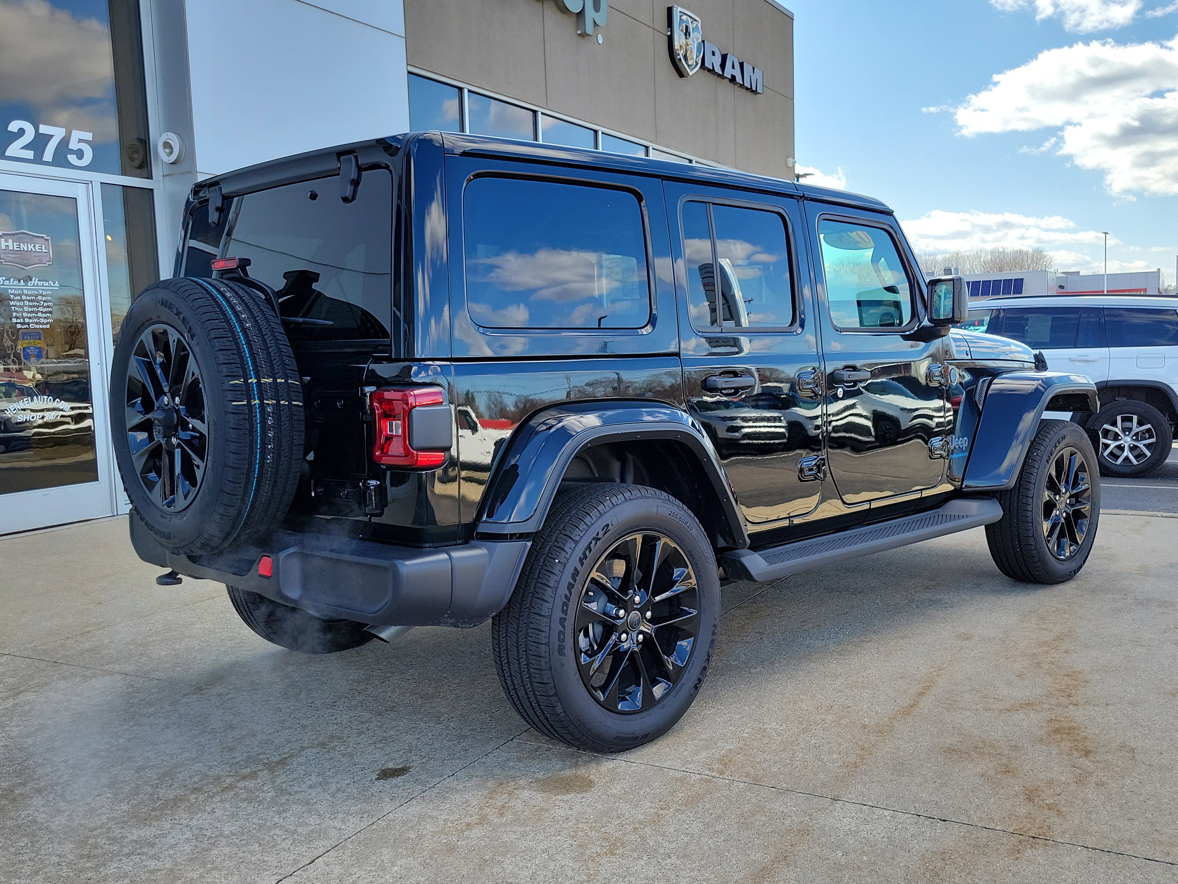 Used 2025 Jeep Wrangler Unlimited Sahara image 4