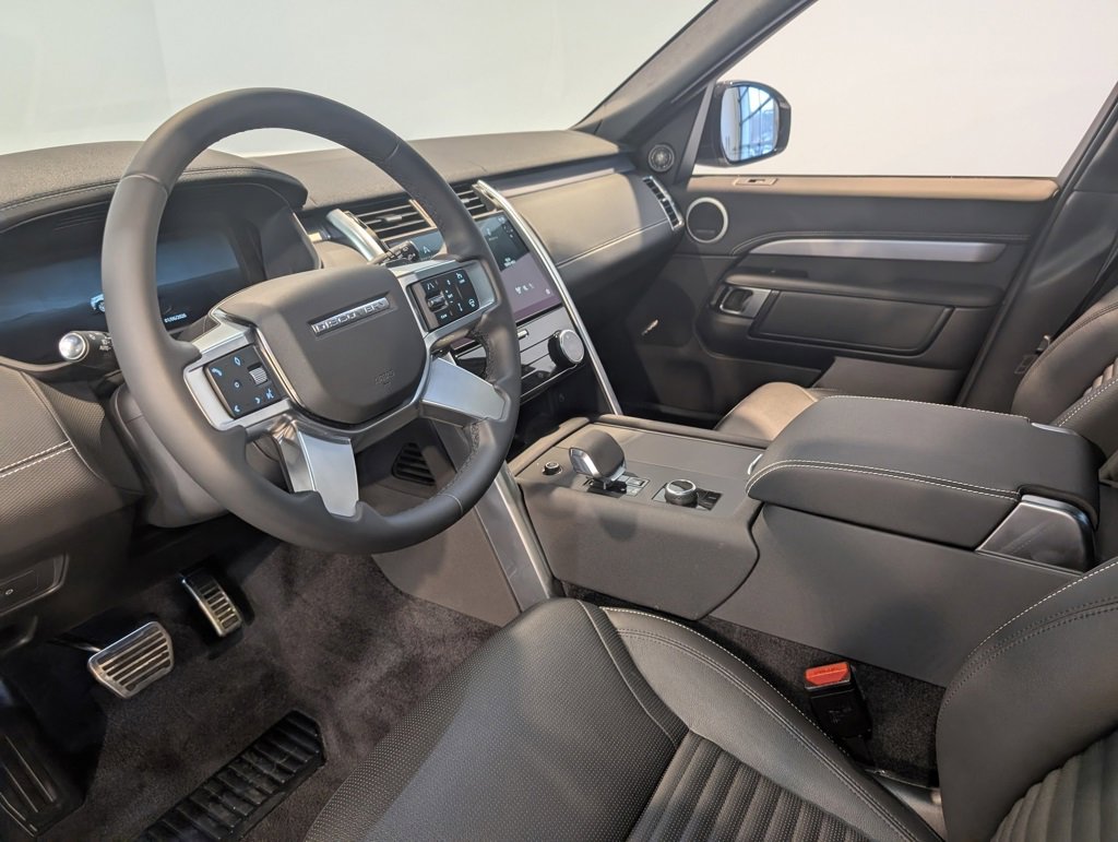 Used 2024 Land Rover Discovery Dynamic SE image 14
