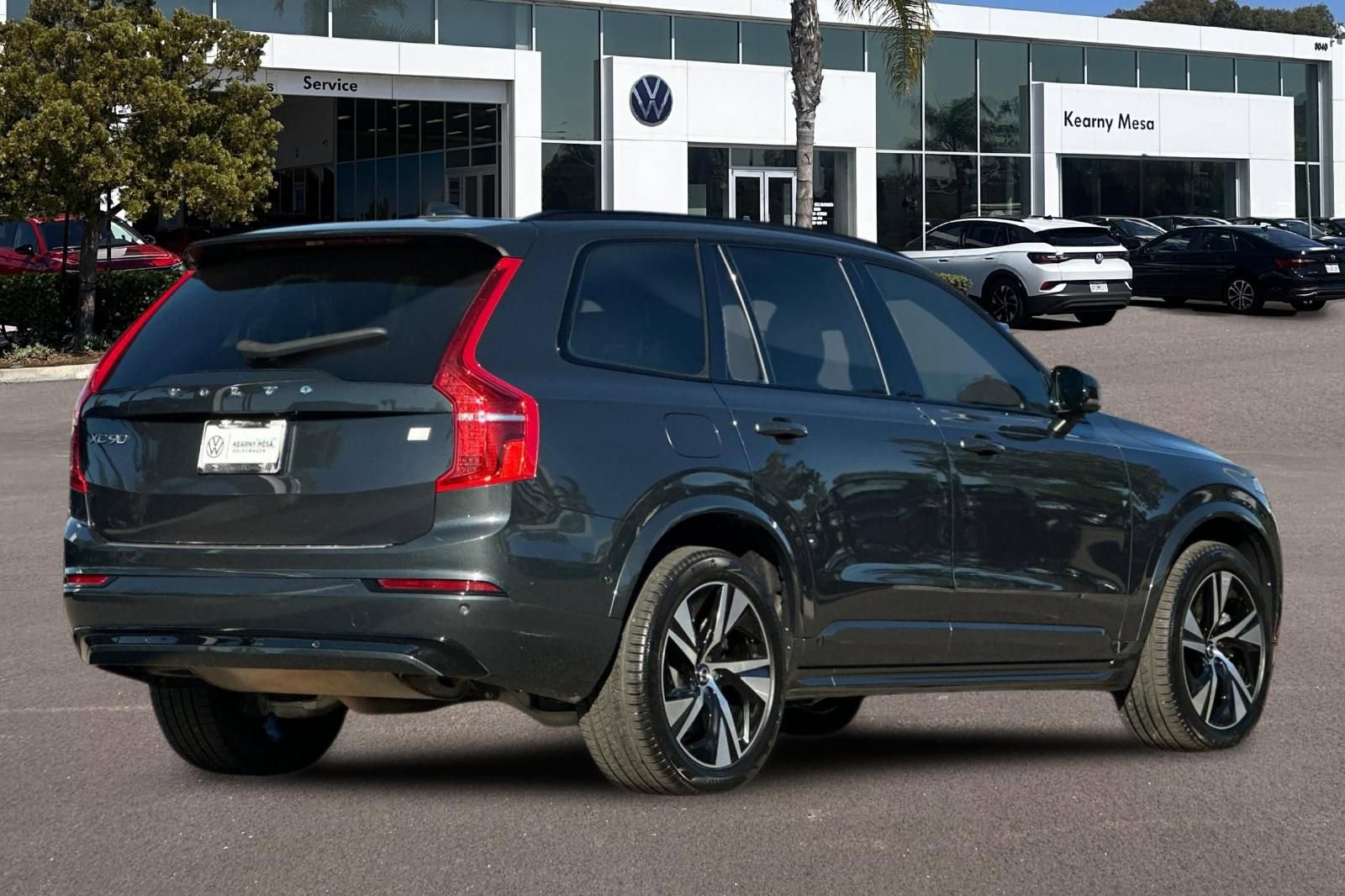 Used 2022 Volvo XC90 T8 R-Design w/ Advanced Package image 4