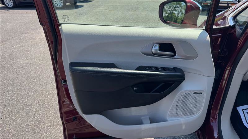 Used 2018 Chrysler Pacifica Limited w/ Advanced Safetytec Group FWD image 33