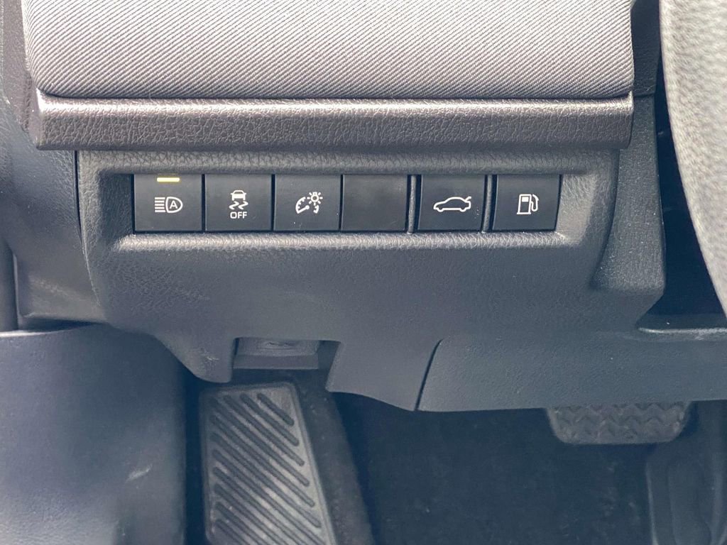 Used 2025 Toyota Camry LE image 27