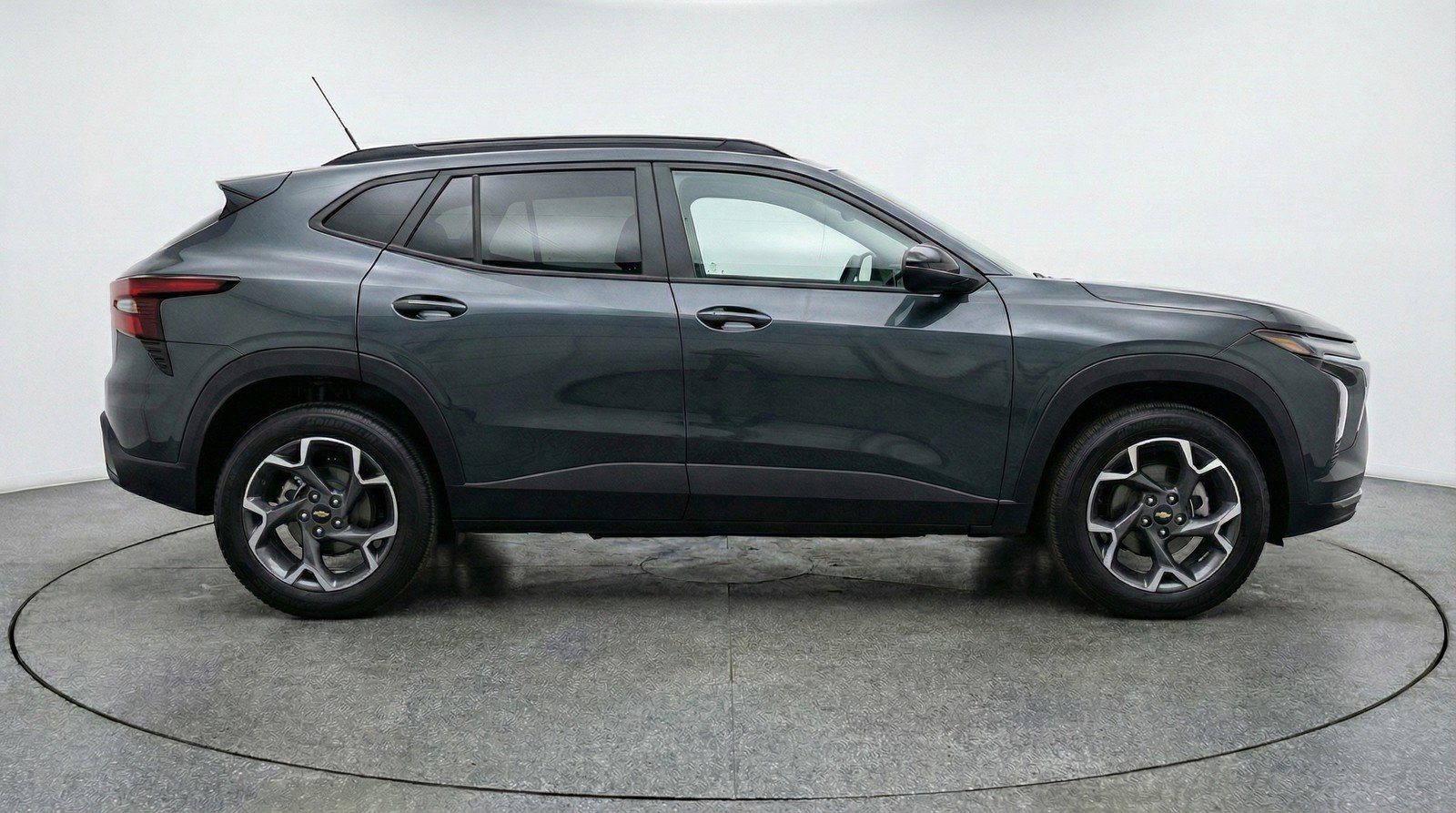 Used 2025 Chevrolet Trax LT FWD image 11