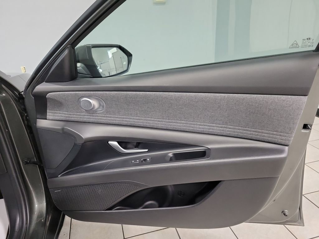 Used 2024 Hyundai Elantra Limited image 19