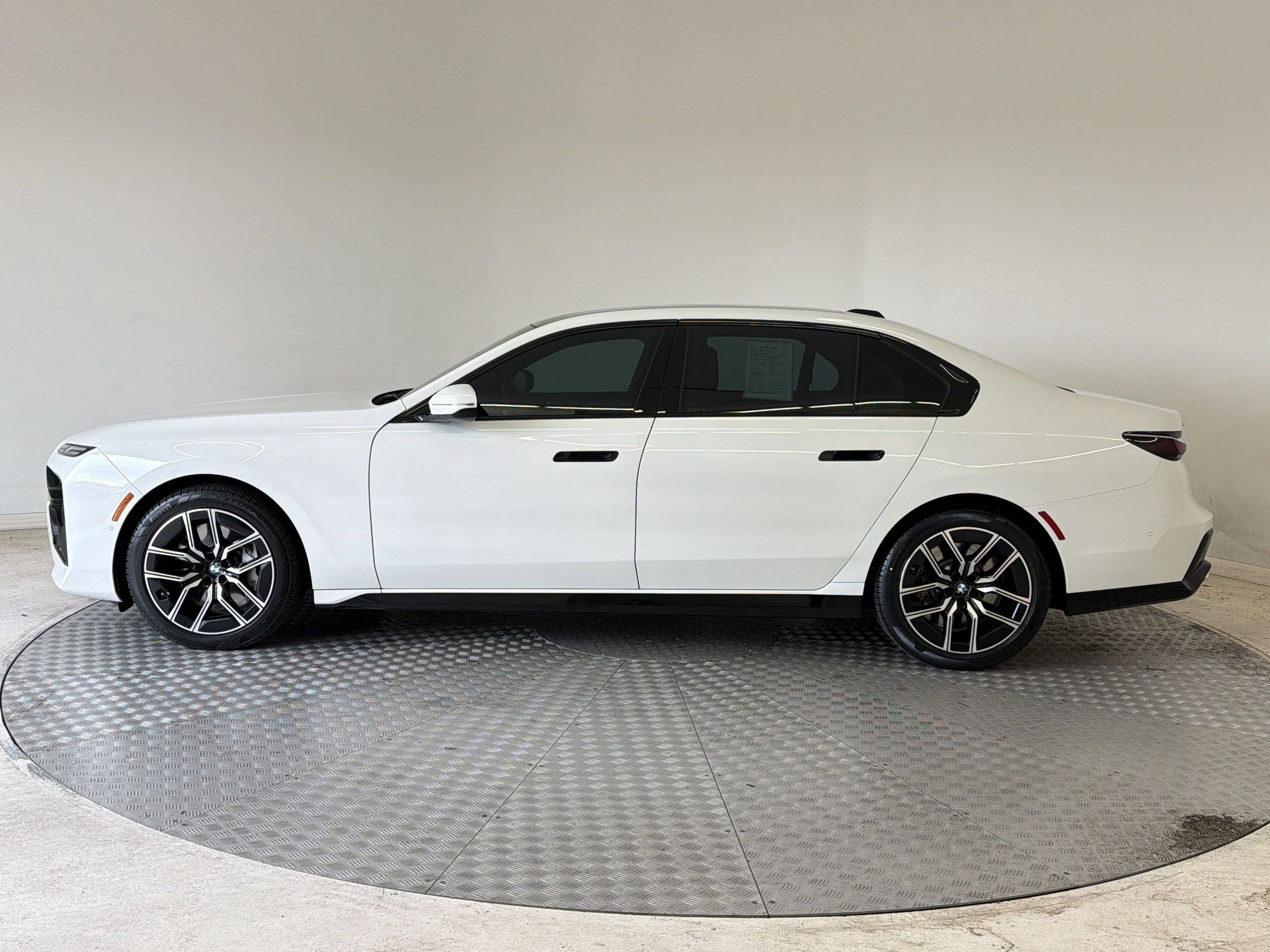 Certified 2024 BMW 760i xDrive AWD/4WD image 2