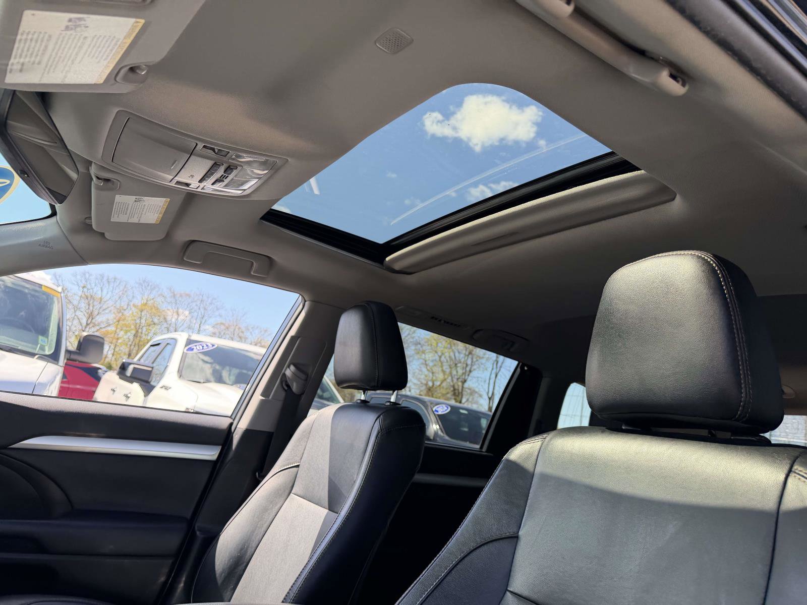 Used 2019 Toyota Highlander XLE AWD/4WD image 13