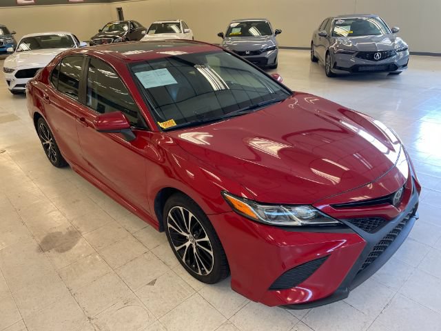 Used 2020 Toyota Camry SE FWD image 1
