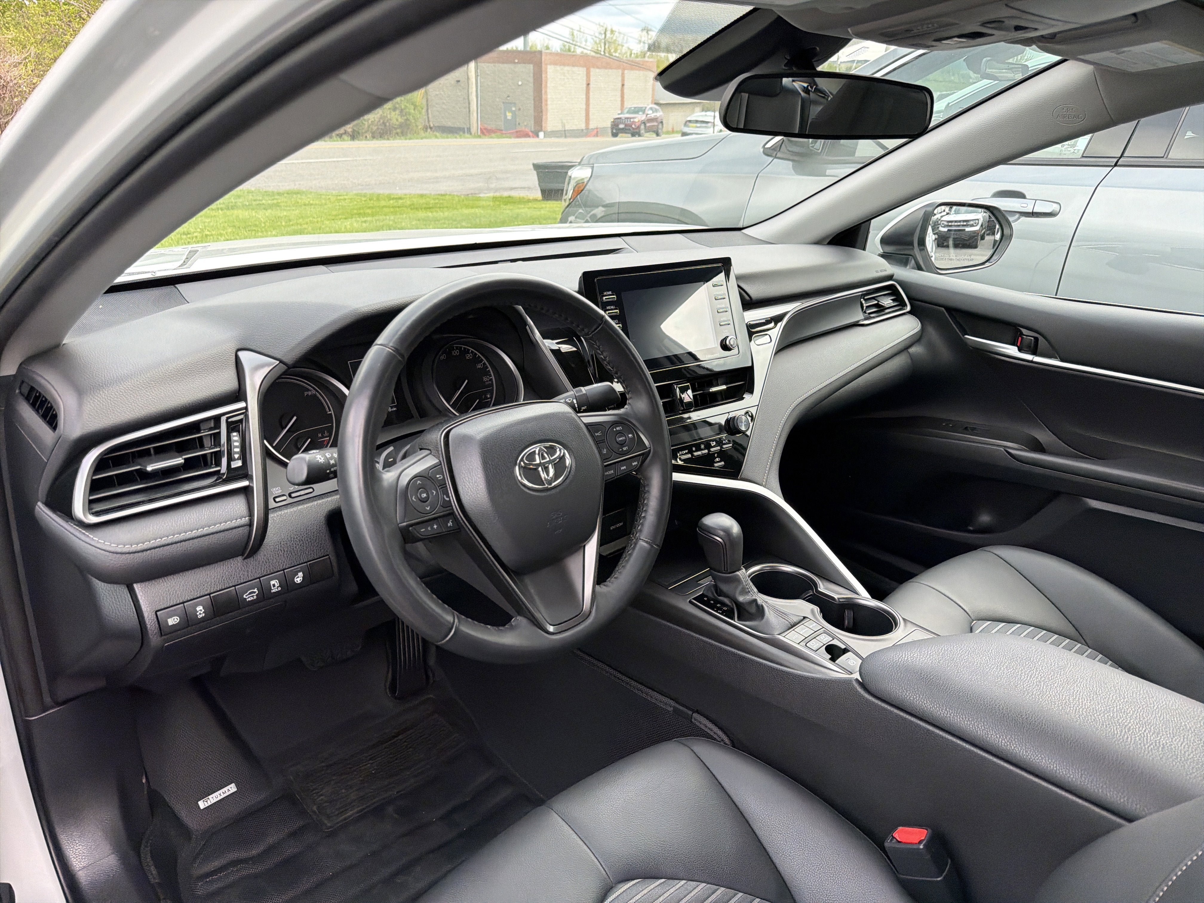 Used 2023 Toyota Camry SE w/ Cold Weather Package FWD image 9