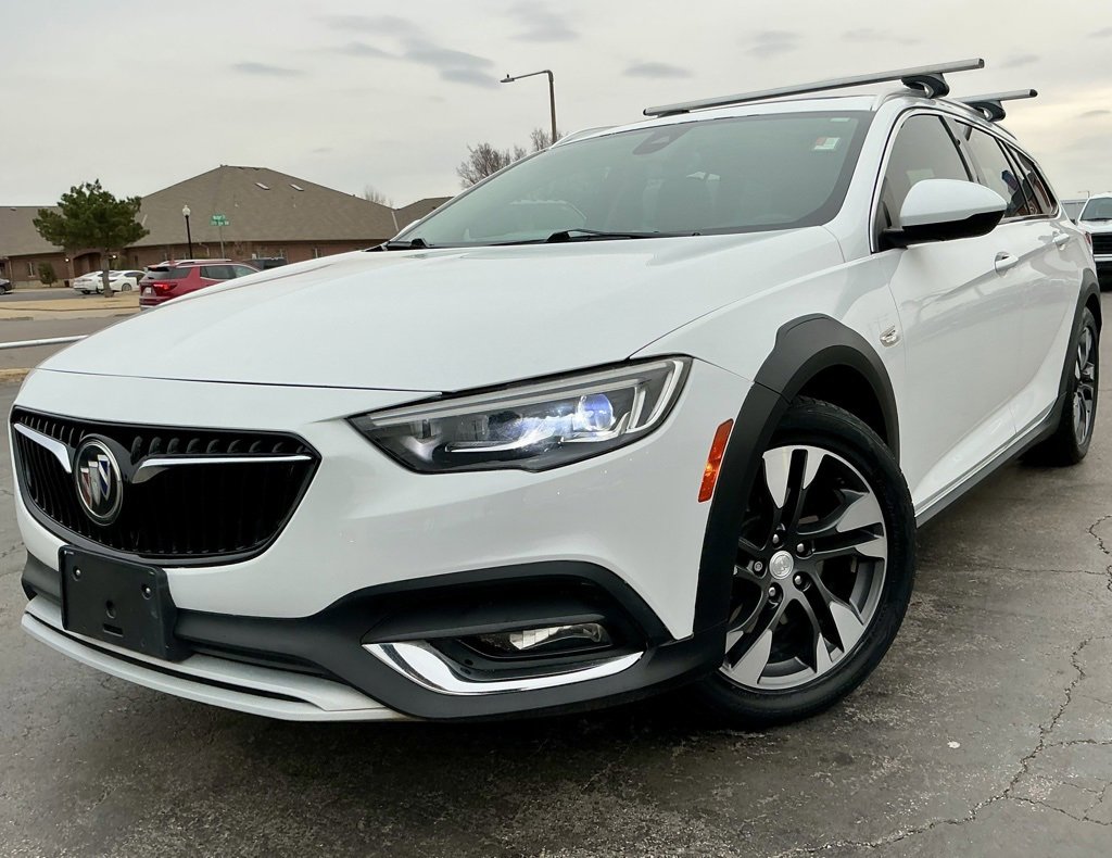 Used 2018 Buick Regal Essence w/ Driver Confidence Package #1 image 3