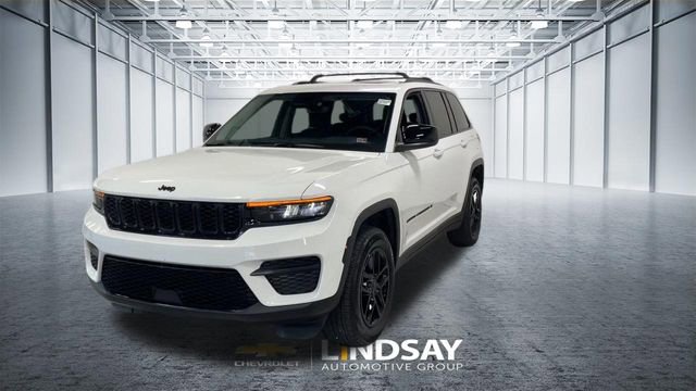 Used 2024 Jeep Grand Cherokee Laredo X AWD/4WD image 5