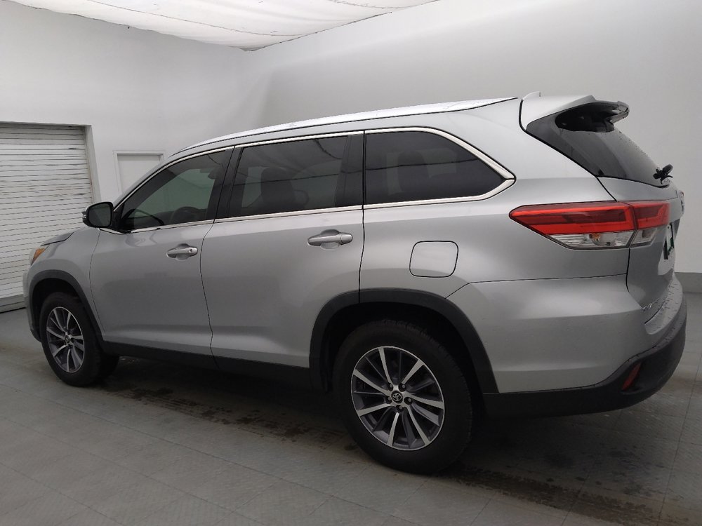 Used 2019 Toyota Highlander XLE FWD image 3