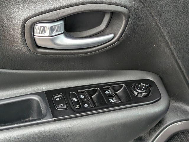 Used 2022 Jeep Renegade Latitude w/ Convenience Group AWD/4WD image 22