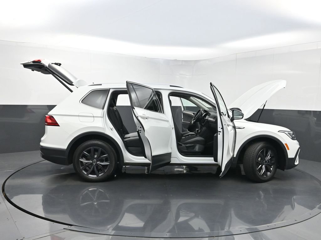 Used 2024 Volkswagen Tiguan SE image 34