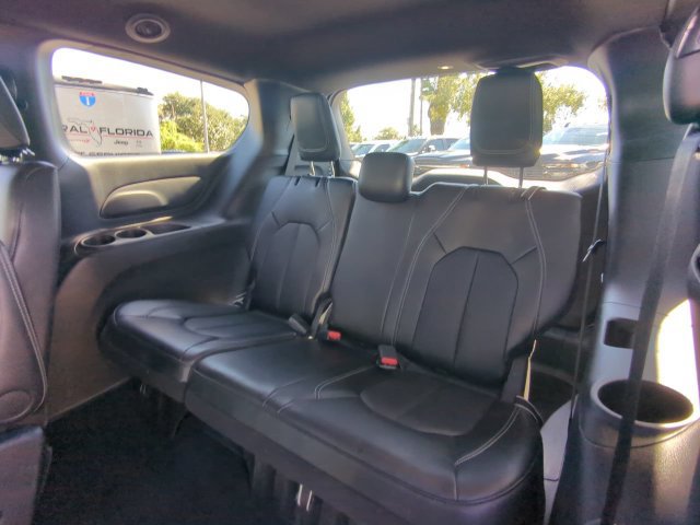 Certified 2025 Chrysler Pacifica Select FWD image 16