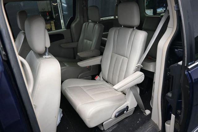 Used 2012 Chrysler Town & Country Touring-L w/ Entertainment Group #2 FWD image 11