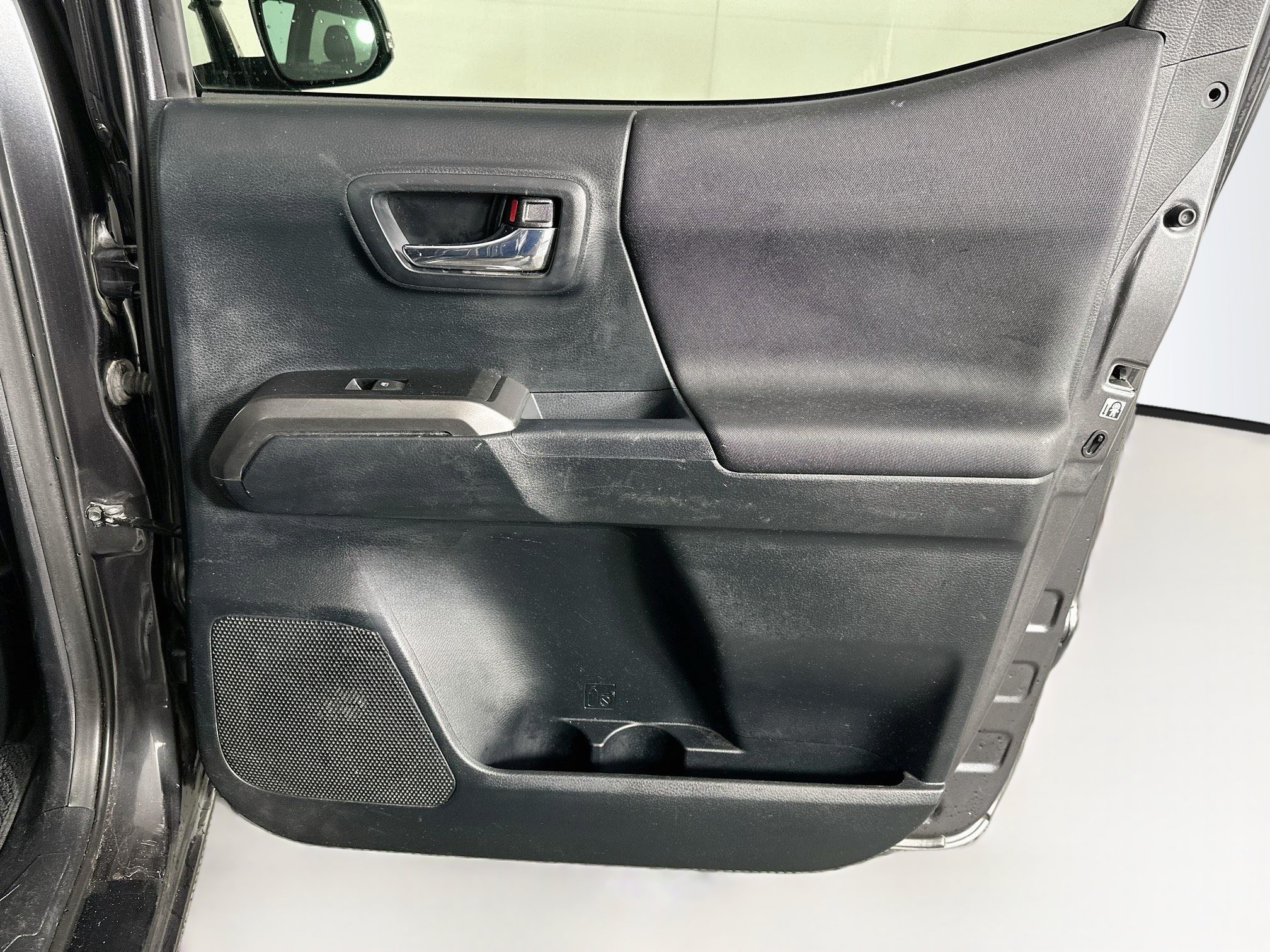 Used 2016 Toyota Tacoma TRD Sport RWD image 29