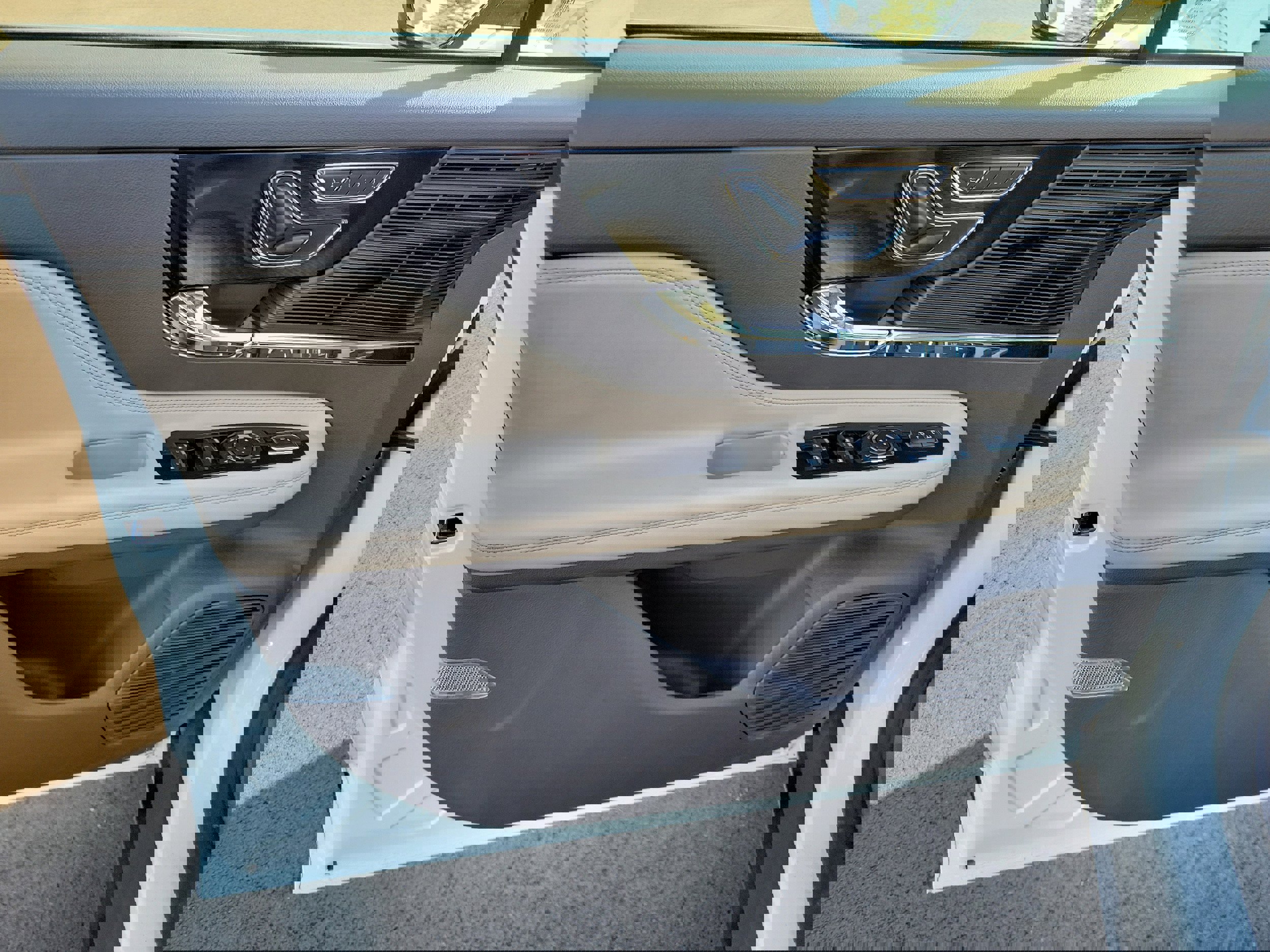 Used 2022 Lincoln Corsair AWD w/ Premium Package image 16