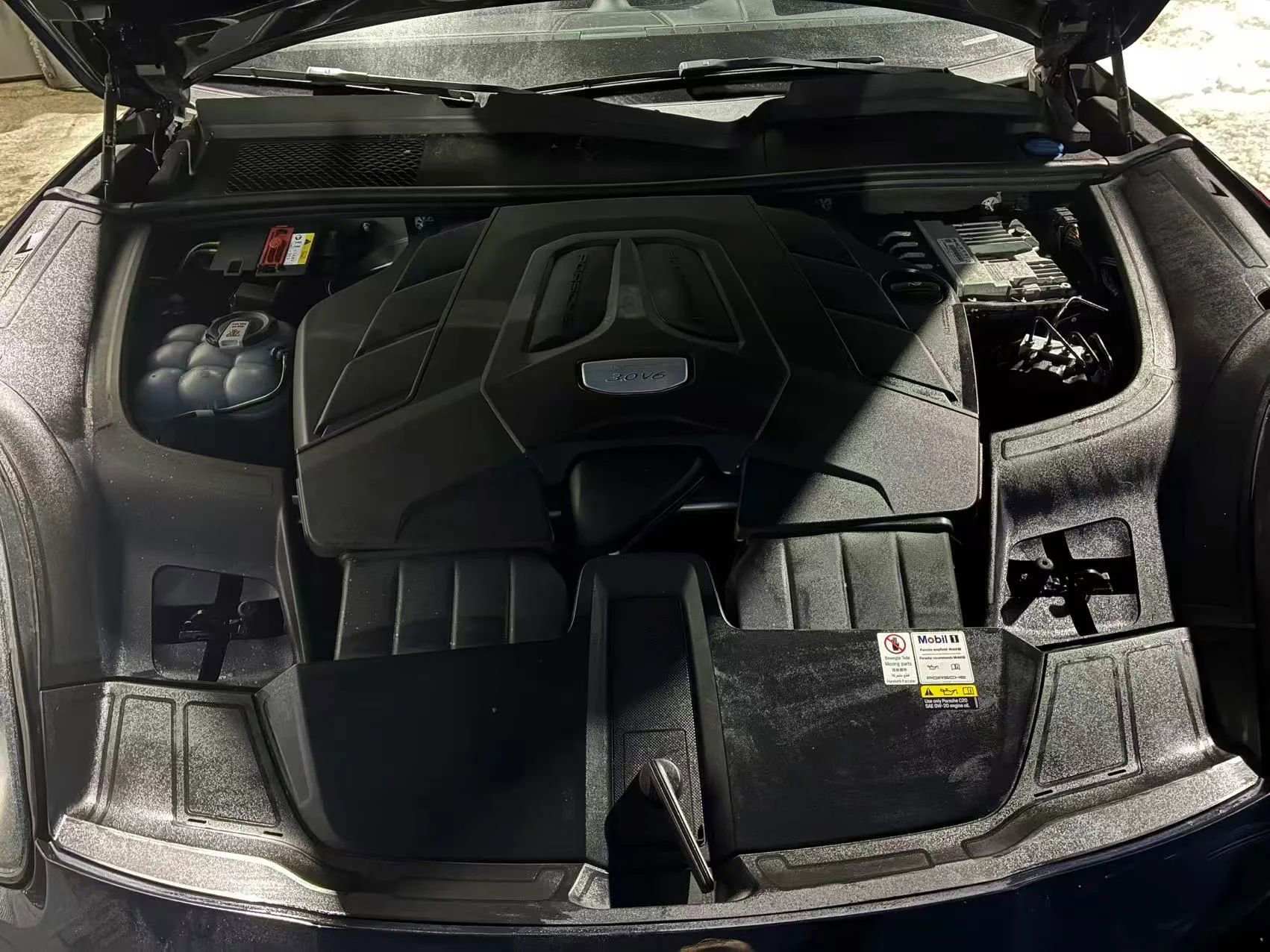 Used 2022 Porsche Cayenne Platinum Edition image 18