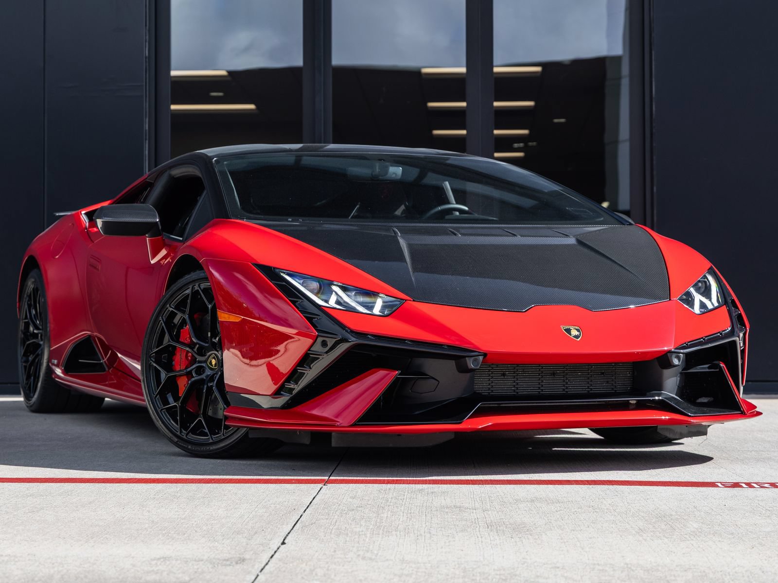 Used 2024 Lamborghini Huracan Tecnica RWD image 2