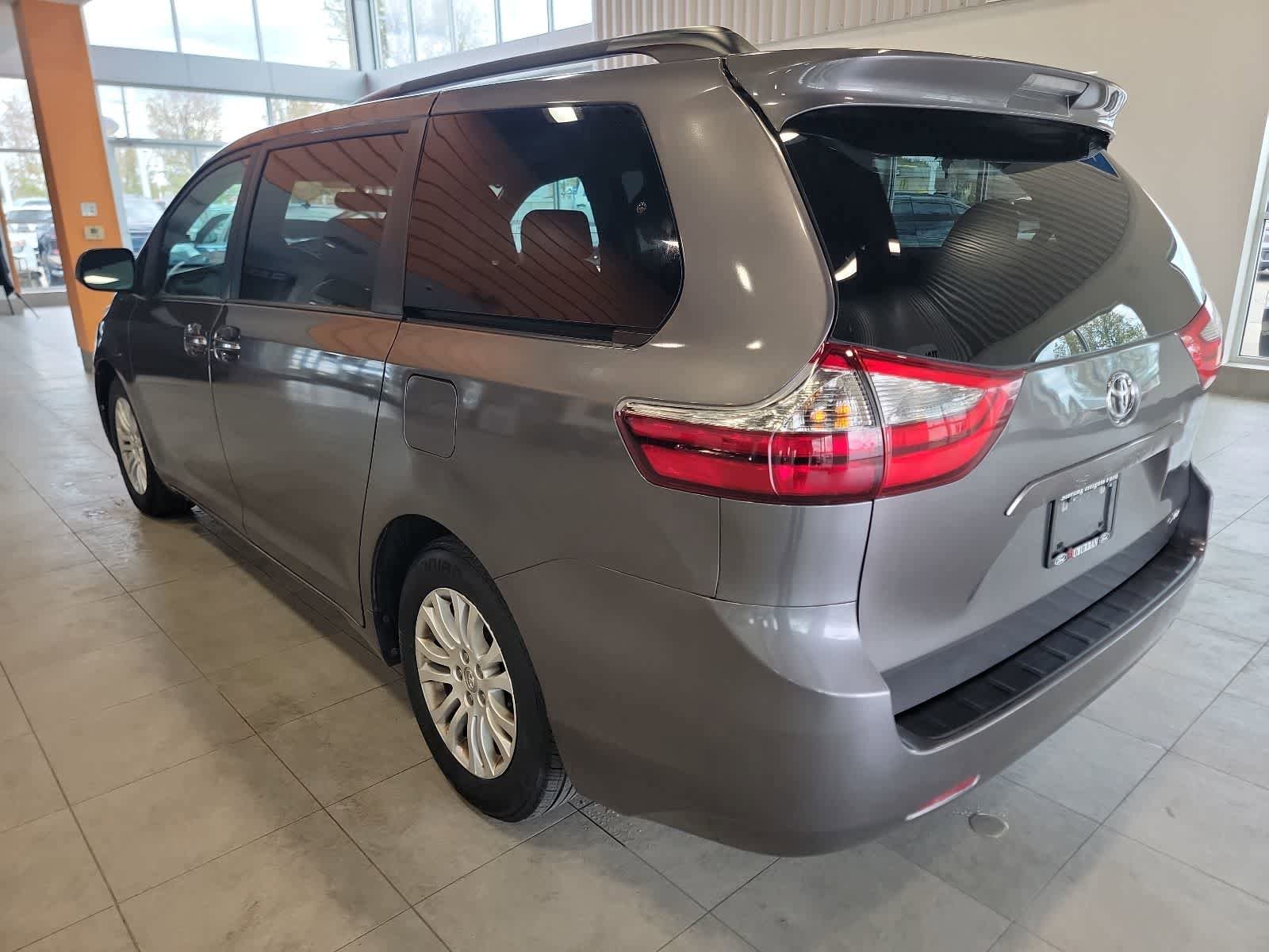 Used 2016 Toyota Sienna XLE FWD image 10