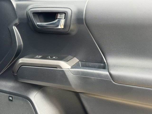 Used 2018 Toyota Tacoma TRD Off-Road AWD/4WD image 30