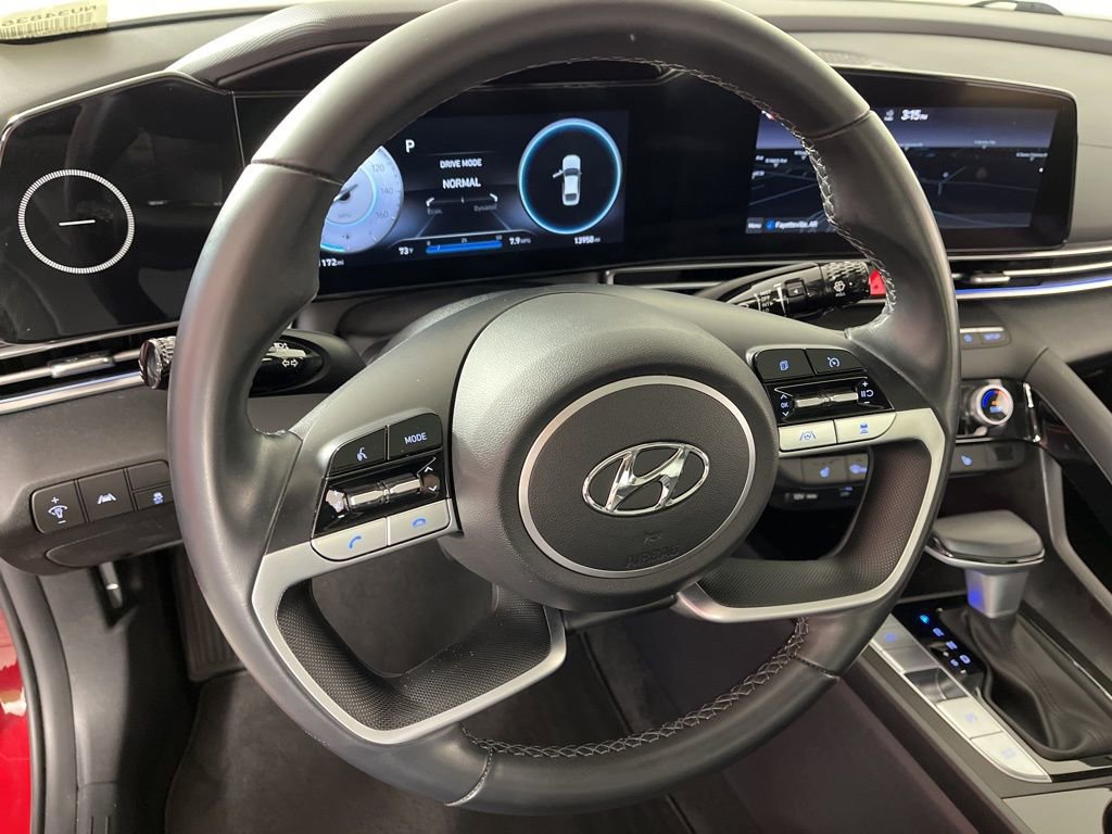 Used 2022 Hyundai Elantra Limited w/ Preferred Accessory Package image 30