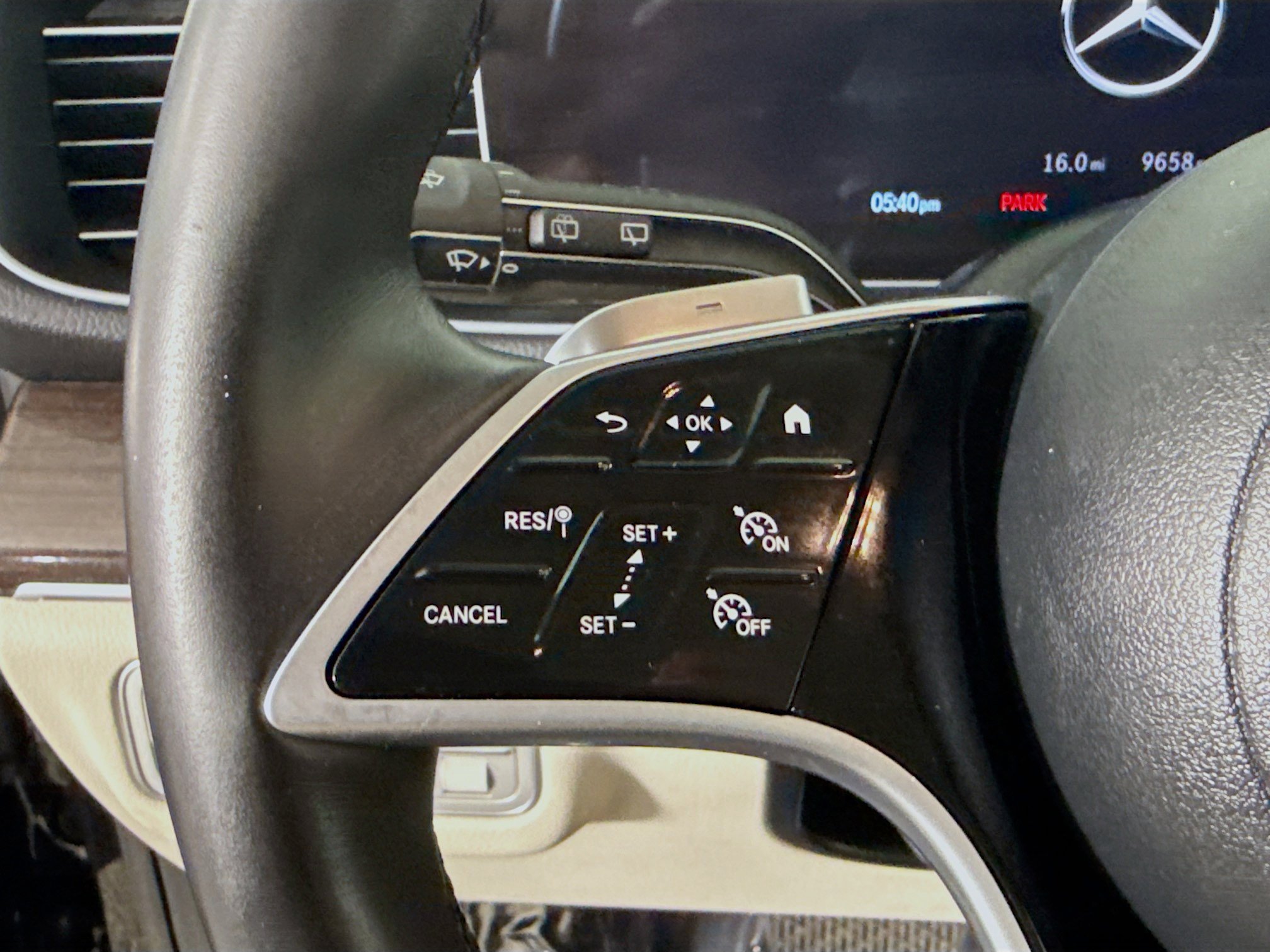 Used 2024 Mercedes-Benz GLE 450e 4MATIC w/ Warmth & Comfort Package image 14